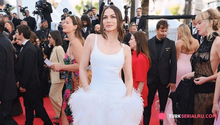 сериал Демет Оздемир блистала в Каннах 2026 и покорила публику своим роскошным образом